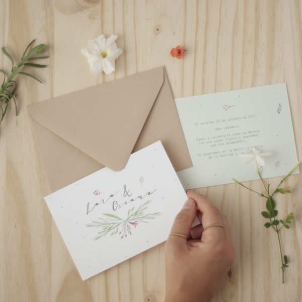 Bonitas y originales invitaciones de boda rusticas con flores en acuarela